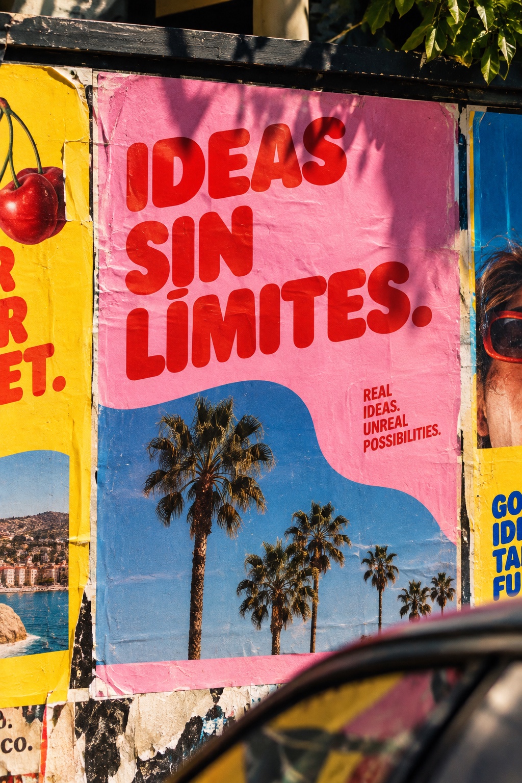 Póster rosa de Ideas sin límites con palmeras